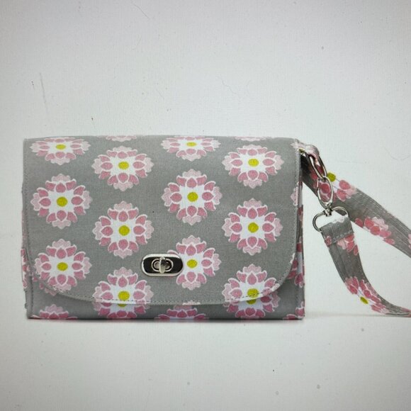 EUC Lilly Bit Diaper Clutch Floral - Picture 9 of 12